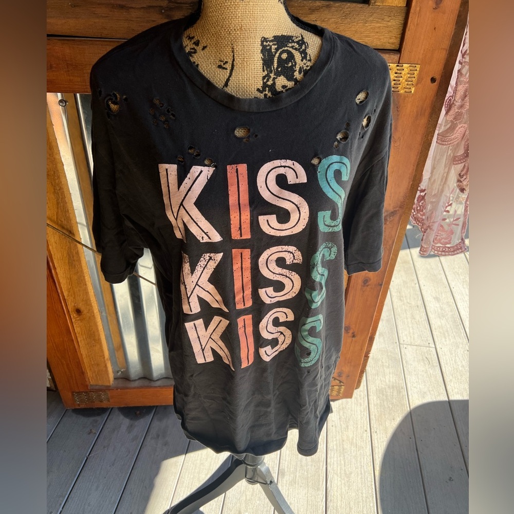Distressed Tee “KISS”